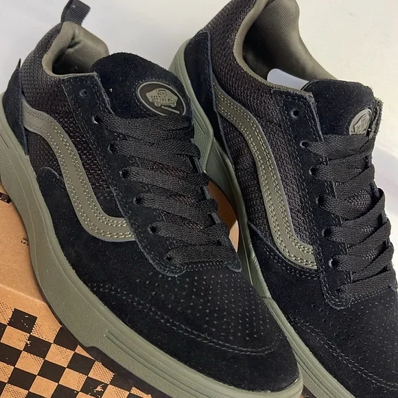 Vans WMNS Zahba
Fatigue/Black
VN0007QQFTB
SNEAKERS - Picture 8 of 16